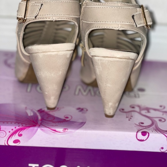 low-heeled sandals. - Picture 5 of 6